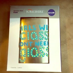 NIB - girls with class don’t need a glass